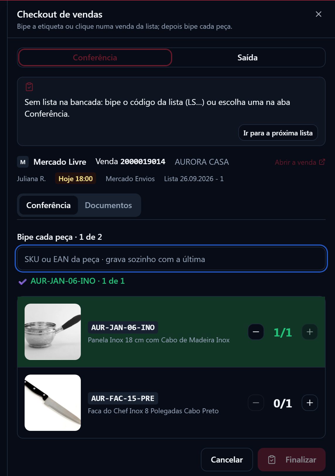Bancada de checkout com a panela conferida em verde, 1 de 1, e a faca aguardando o bipe, 0 de 1